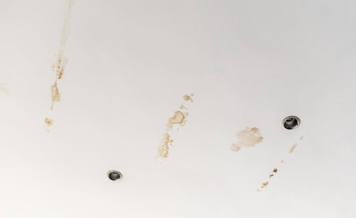 Turite vandens dėmių ant lubų? Štai 5 priežastys ir kaip jas pašalinti